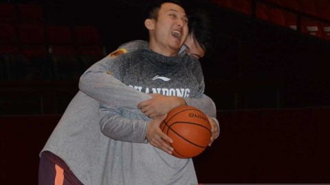 山东男篮核心缺席众将挑大梁，王汝恒潘宁训练场“基情”四射