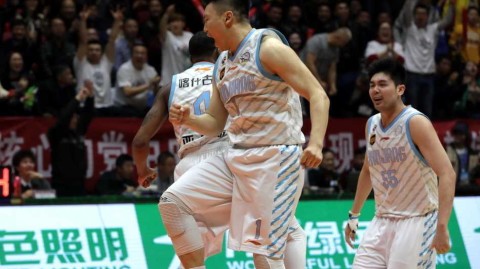 疆粤对决烽烟录：周琦硬撼易建联，西热烈焰燃尽英雄泪