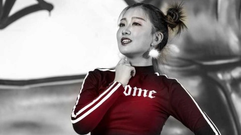 山东男篮啦啦宝贝高雨桐：俏皮发型萌气十足，新人写真惊艳亮相