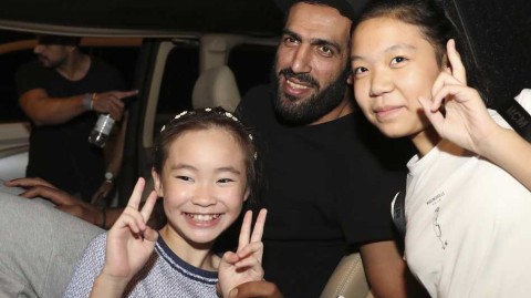 王者归来的温暖序章 哈达迪拥抱成都球迷情