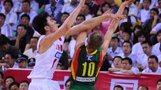 标题：男篮蓝队26分大胜立陶宛 郭艾伦26分6抢断