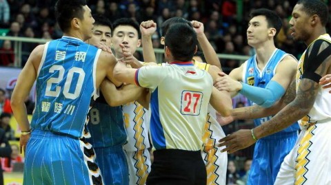 宿敌之战：翟晓川与林志杰赛场肉搏，帕戈压哨绝杀掀翻首钢