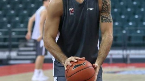 广州龙狮队全力冲刺新赛季 赛前训练挥汗如雨显雄心