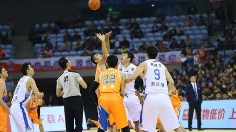 飞身扣篮·封盖阿巴斯·篮球场上经典瞬间