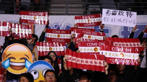 深圳烈豹主场标语抢镜 CBA季后赛球迷文化成别样风景