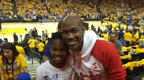 父爱如山篮球传承，马布里携子亲临总决赛抢七盛宴