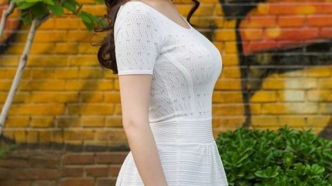 徐冬冬白裙摇曳：从“大嫂”到“网大一姐”的性感蜕变与倔强征途