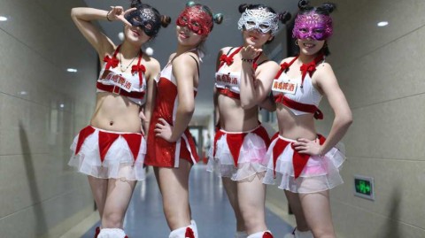 四姐妹面具写真：俏皮热舞与圣诞红色诱惑