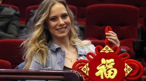 立陶宛冬日的暖阳：莫泰娇妻手执福字，笑靥如花映照齐鲁之心