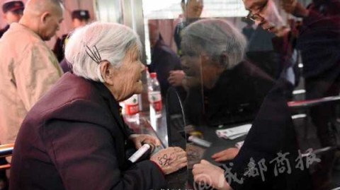 八旬慈母凌晨排队只为圆儿篮球梦 数百球迷主动让道温情暖蓉城