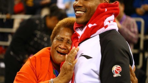 北京寒冬里的温情瞬间：马布里与母亲的深情相拥