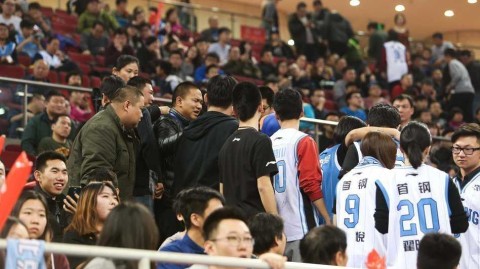 京吉大战看台火药味十足 CBA赛场再响不和谐音