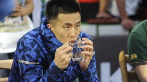 郭艾伦高烧三十八度五现身太原 敬业精神令球迷动容