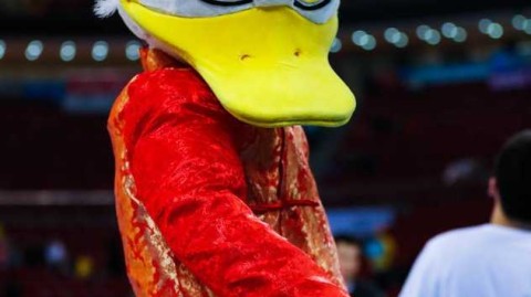 北京篮球圣地春节红 霹雳鸭盛装助力首钢挺进季后赛