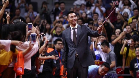 广东宏远嘉年华星光熠熠 阿联西装革履帅翻全场 朱芳雨跨界当主持