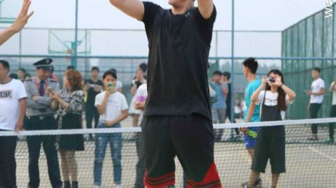 吴亦凡突袭南京高校球场，隔网相望难挡帅气，引尖叫无数