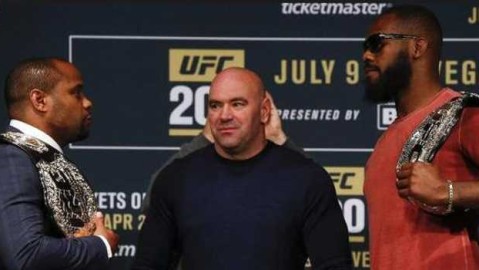 琼斯高扫KO科米尔三番战夺回UFC轻重量级王座