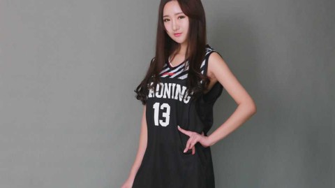 辽篮主场啦啦队秀战袍力挺郭艾伦 辽宁本溪再胜广东夺赛点