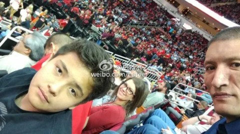巨人新篇：姚明携女亮相赛场，退役生活多彩多姿