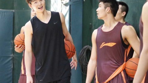 王者归来：王哲林换发型改运势，福建男篮训练课欢笑启航