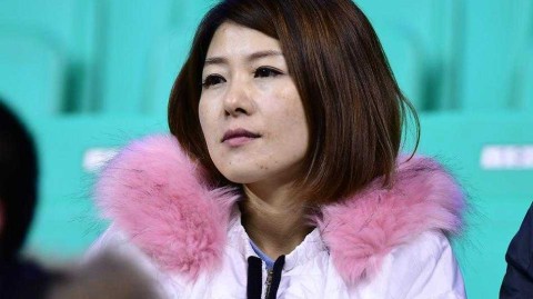 光影交织的赛场：辽宁本溪的那个夜晚，美女球迷与篮球的动人交响