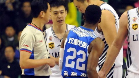 辽篮血性一夜：杨鸣被绊引发冲突险暴走，郭艾伦韩德君联手导演逆转好戏