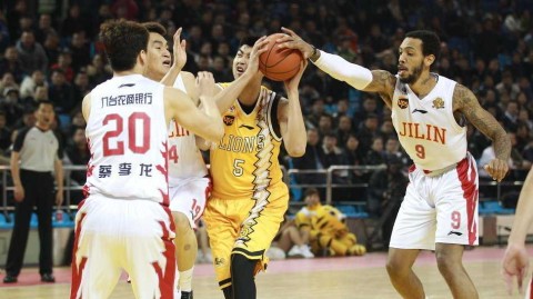 群星混战铸经典 CBA赛场那些热血瞬间与硬汉传奇