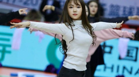 鲁粤大战背后的耀眼的星光 山东男篮啦啦队备战瞬间