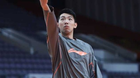 寒冬里的热血对话：阿的江与丁伟赛前叙旧，共话八一男篮铁血传承