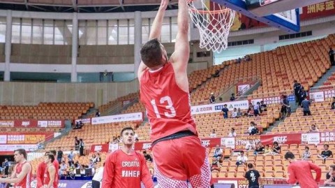 深圳雨夜静备战 克罗地亚青年军斯坦科维奇杯蓄势待发