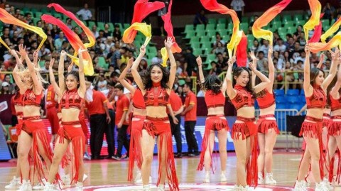 蓉城篮球夜 扇舞展风华：国际男篮赛场的中国风啦啦队
