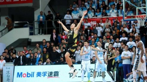 京鲁大战京城蒙羞，丁彦雨航罚球准绝杀率山东客场攻陷首钢