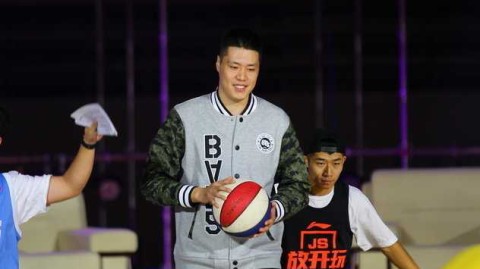 冬日里的篮球传奇：科比与贺天举沈阳演绎“黑曼巴精神”传承