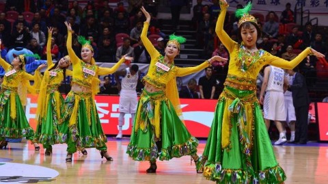 红山体育馆最美风景线，新疆篮球宝贝热舞点燃疆辽大战