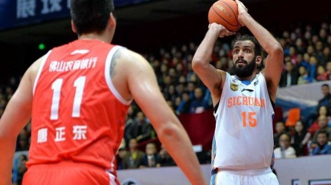 血与火的赞歌：回首2015赛季大帝与大王的篮下厮杀，那些不屈的面庞