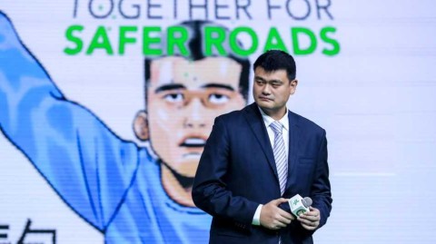 姚明表情包助力交通安全日，呆萌老司机喊你莫要乱占道