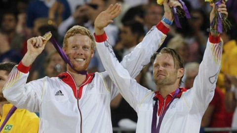 奥运男足4-2复仇！巴西30分钟戴帽击溃10人德国