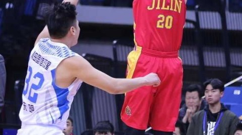 青岛大胜吉林终结五连败，新援梅斯首秀闪耀赛场