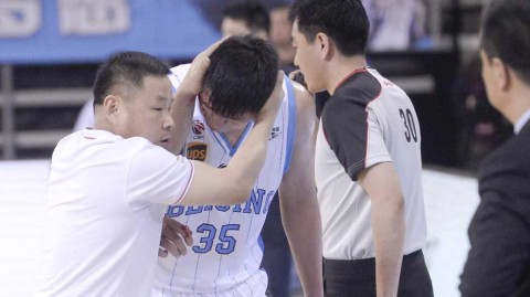 京城德比血性一幕 张松涛受伤离场缝针后戴罩归来感动五棵松