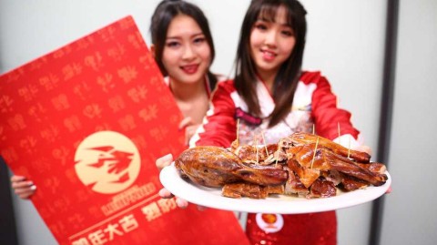 深圳烈豹主场“吃定”北京鸭 篮球宝贝赛前俏皮秀烤鸭