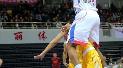 天津男篮主场火力全开，团队篮球终结四连败