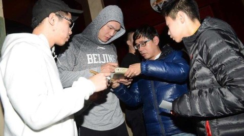 京旅抵沪人气旺，翟晓川携“双星”为球迷签名合影