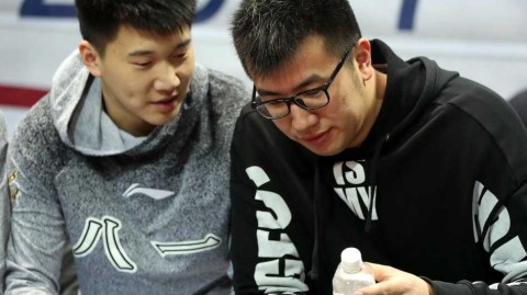 铁军在等待，邹雨宸伤后归来现场观战