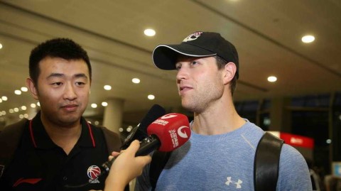 “寂寞大神”驾到：弗雷戴特携迷人微笑空降上海，新赛季誓言重塑大鲨鱼辉煌