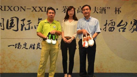 绿茵之上挥杆逐乐 友谊之间笑颜绽放