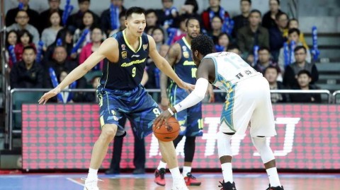 易建联的蓝衣岁月：从单防卡特到国家队脊梁的热血瞬间