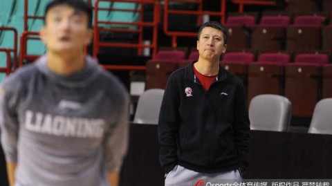 辽宁男篮赛前现温馨一幕 巴斯爱子场边秀球技