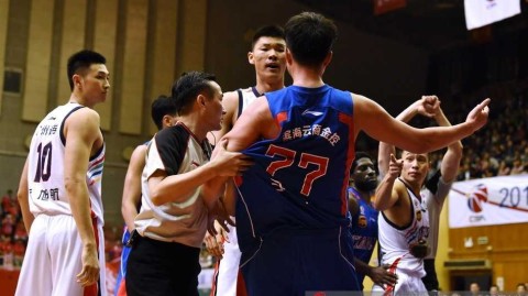 CBA激烈冲突夜：广州大胜天津，赛场火爆瞬间回顾