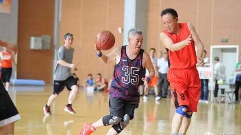 铁岭杜兰特驰骋球场！赵本山与NBA扣篮王过招，郭艾伦合影见证忘年交