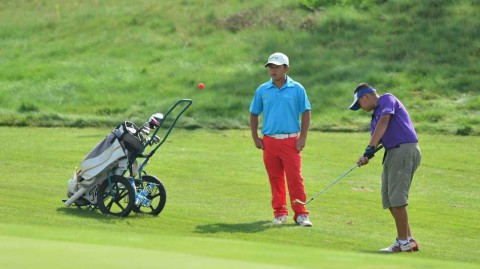 果岭边的博弈与情谊青少年高尔夫赛事中的专注时刻与团队精神